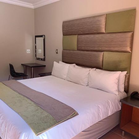 Polokwane Lodge ภายนอก รูปภาพ