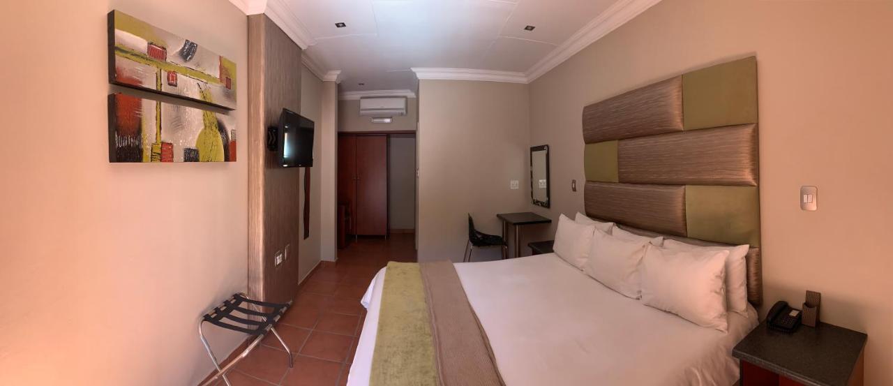 Polokwane Lodge ภายนอก รูปภาพ