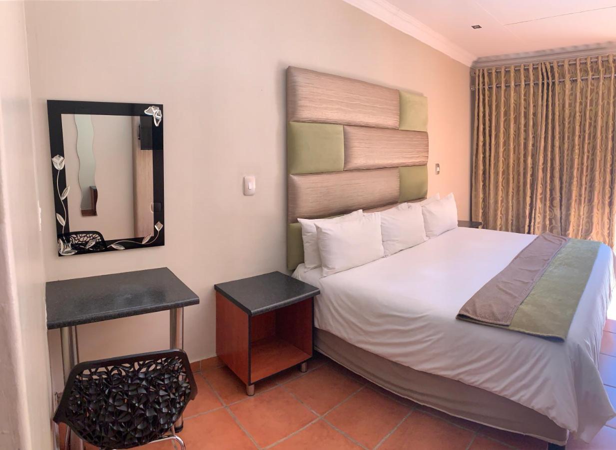 Polokwane Lodge ภายนอก รูปภาพ